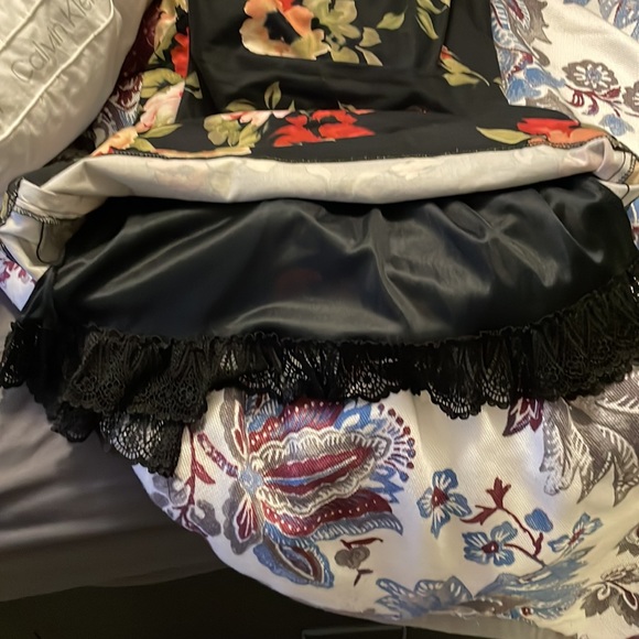 Black slim fitting dress with flower pattern - Picture 3 of 3